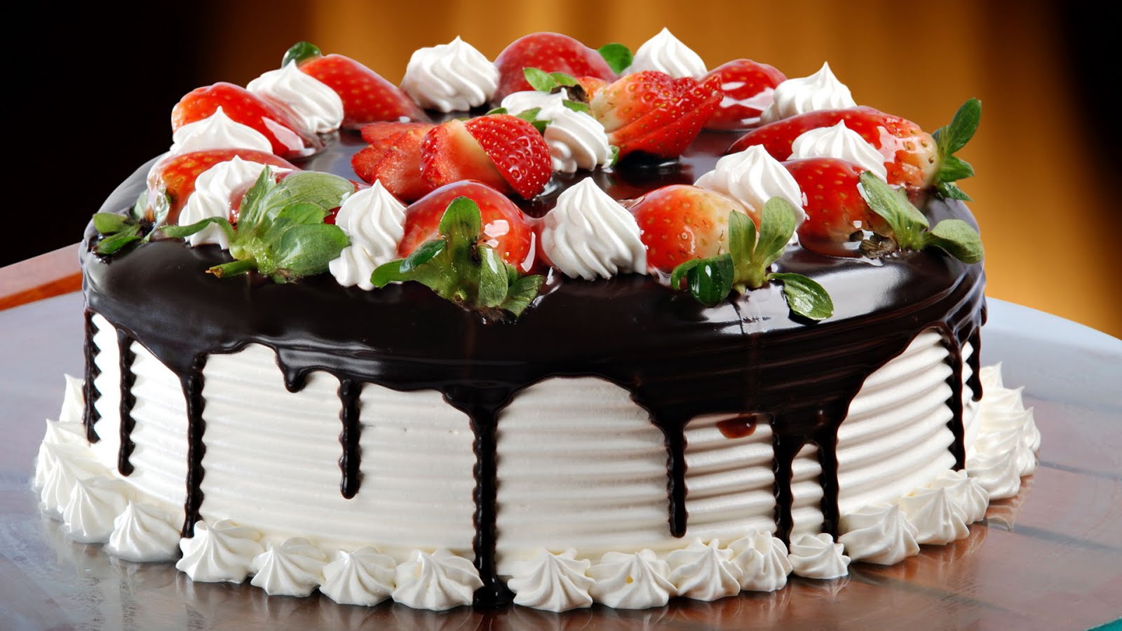 Feliz cumpleaños MisiónXSpore  Delicioso-pastel-de-fresas-chantilly-y-chocolate